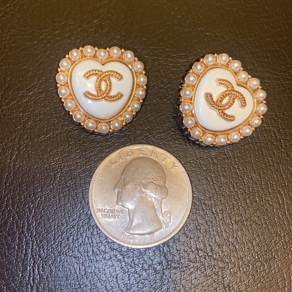 White Heart Mini Pearl Button set of 2 - Picture 2 of 5